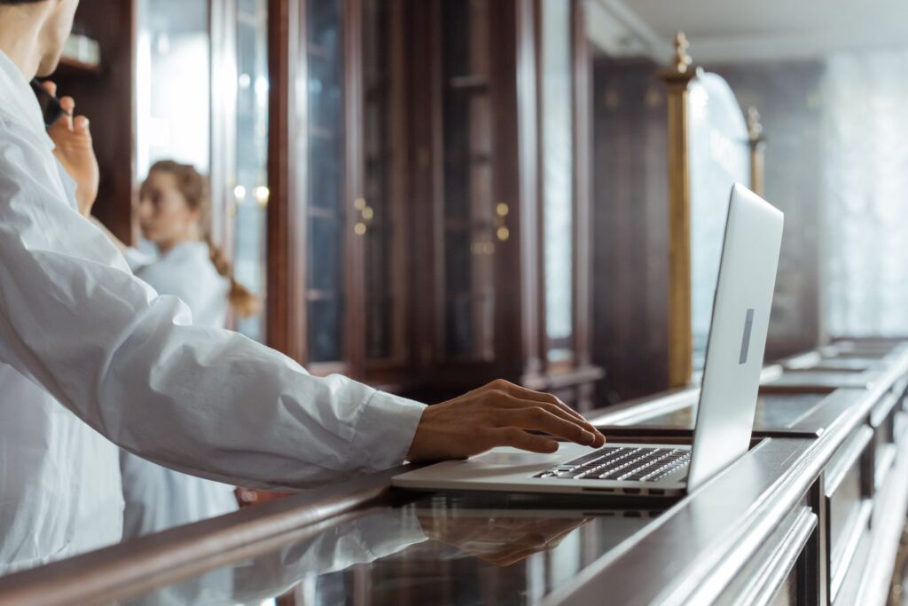 On-Page SEO Checklist for Beginners: Optimize Your Small Business 1 Scientist using a laptop in a laboratory, highlighting research and technology integration.